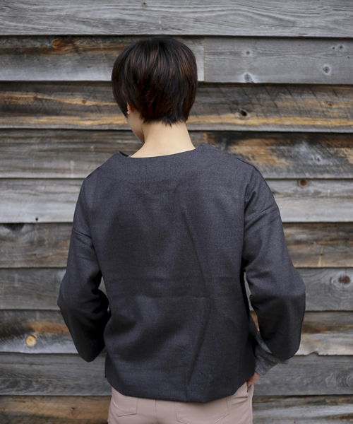 Denime（ドゥニーム）の「無地フランネルVネックトップス（Tシャツ/カットソー・レディース・ブラック/グレー・FREE）」の14枚目の写真