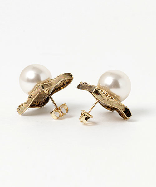 Khaju（カージュ）の「Khaju:アンティークスクエアパールモチーフピアス（ピアス（両耳用）・レディース・ゴールド・ONE SIZE）」の2枚目の写真