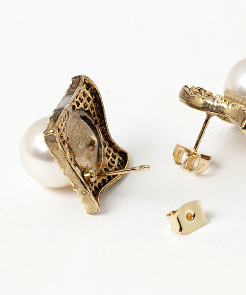 Khaju（カージュ）の「Khaju:アンティークスクエアパールモチーフピアス（ピアス（両耳用）・レディース・ゴールド・ONE SIZE）」の3枚目の写真