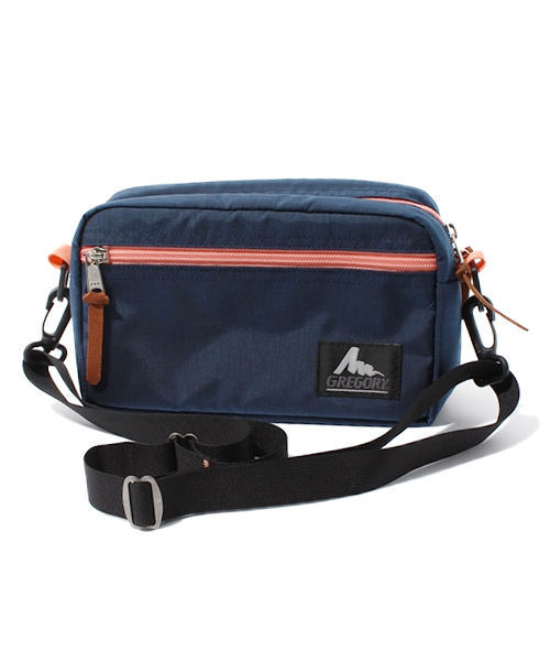 GREGORY(グレゴリー)の「GREGORY/グレゴリー PADDED SHOULDER POUCH M/パデットショルダーポーチ M(ショルダーバッグ・レディース・ブラック×ゴールド/ガンメタ/その他1/その他2/スモークグレー/グリーン系カモフラージュ/その他3/その他5/その他/ダークインディゴブルー/ベビーピンク/ブラック×レッド/グレー系その他/グリーン系その他/ダークブルー/バイオレット/インディゴブルー/チャコールグレー/ブラック/パープル/ネイビー/サックスブルー/ピンク/ブラック×ピンク/オリーブ/カモフラージュ/その他4/プラム/ダークネイビー/エメラルド/その他6/その他7/その他8/その他9・FREE)」の12枚目の写真