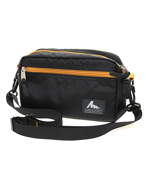 GREGORY(グレゴリー)の「GREGORY/グレゴリー PADDED SHOULDER POUCH M/パデットショルダーポーチ M(ショルダーバッグ・レディース・ブラック×ゴールド/ガンメタ/その他1/その他2/スモークグレー/グリーン系カモフラージュ/その他3/その他5/その他/ダークインディゴブルー/ベビーピンク/ブラック×レッド/グレー系その他/グリーン系その他/ダークブルー/バイオレット/インディゴブルー/チャコールグレー/ブラック/パープル/ネイビー/サックスブルー/ピンク/ブラック×ピンク/オリーブ/カモフラージュ/その他4/プラム/ダークネイビー/エメラルド/その他6/その他7/その他8/その他9・FREE)」の4枚目の写真