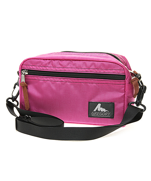 GREGORY(グレゴリー)の「GREGORY/グレゴリー PADDED SHOULDER POUCH M/パデットショルダーポーチ M(ショルダーバッグ・レディース・ブラック×ゴールド/ガンメタ/その他1/その他2/スモークグレー/グリーン系カモフラージュ/その他3/その他5/その他/ダークインディゴブルー/ベビーピンク/ブラック×レッド/グレー系その他/グリーン系その他/ダークブルー/バイオレット/インディゴブルー/チャコールグレー/ブラック/パープル/ネイビー/サックスブルー/ピンク/ブラック×ピンク/オリーブ/カモフラージュ/その他4/プラム/ダークネイビー/エメラルド/その他6/その他7/その他8/その他9・FREE)」の21枚目の写真