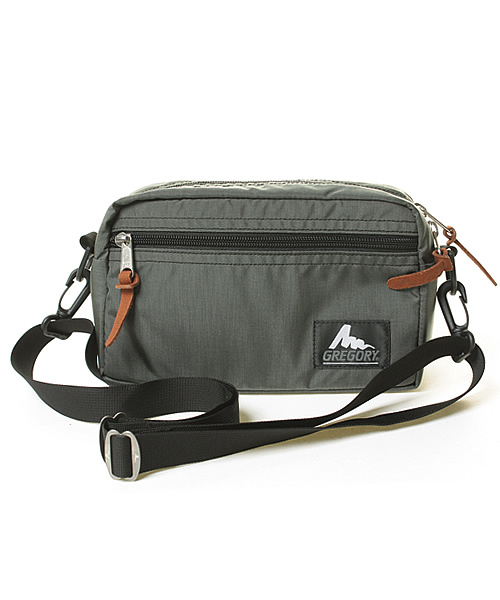 GREGORY(グレゴリー)の「GREGORY/グレゴリー PADDED SHOULDER POUCH M/パデットショルダーポーチ M(ショルダーバッグ・レディース・ブラック×ゴールド/ガンメタ/その他1/その他2/スモークグレー/グリーン系カモフラージュ/その他3/その他5/その他/ダークインディゴブルー/ベビーピンク/ブラック×レッド/グレー系その他/グリーン系その他/ダークブルー/バイオレット/インディゴブルー/チャコールグレー/ブラック/パープル/ネイビー/サックスブルー/ピンク/ブラック×ピンク/オリーブ/カモフラージュ/その他4/プラム/ダークネイビー/エメラルド/その他6/その他7/その他8/その他9・FREE)」の6枚目の写真