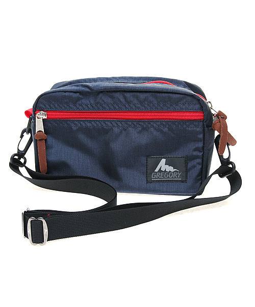 GREGORY(グレゴリー)の「GREGORY/グレゴリー PADDED SHOULDER POUCH M/パデットショルダーポーチ M(ショルダーバッグ・レディース・ブラック×ゴールド/ガンメタ/その他1/その他2/スモークグレー/グリーン系カモフラージュ/その他3/その他5/その他/ダークインディゴブルー/ベビーピンク/ブラック×レッド/グレー系その他/グリーン系その他/ダークブルー/バイオレット/インディゴブルー/チャコールグレー/ブラック/パープル/ネイビー/サックスブルー/ピンク/ブラック×ピンク/オリーブ/カモフラージュ/その他4/プラム/ダークネイビー/エメラルド/その他6/その他7/その他8/その他9・FREE)」の14枚目の写真