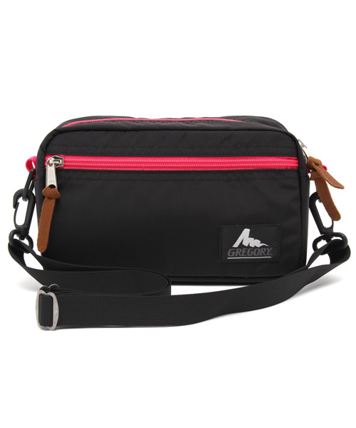 GREGORY(グレゴリー)の「GREGORY/グレゴリー PADDED SHOULDER POUCH M/パデットショルダーポーチ M(ショルダーバッグ・レディース・ブラック×ゴールド/ガンメタ/その他1/その他2/スモークグレー/グリーン系カモフラージュ/その他3/その他5/その他/ダークインディゴブルー/ベビーピンク/ブラック×レッド/グレー系その他/グリーン系その他/ダークブルー/バイオレット/インディゴブルー/チャコールグレー/ブラック/パープル/ネイビー/サックスブルー/ピンク/ブラック×ピンク/オリーブ/カモフラージュ/その他4/プラム/ダークネイビー/エメラルド/その他6/その他7/その他8/その他9・FREE)」の5枚目の写真