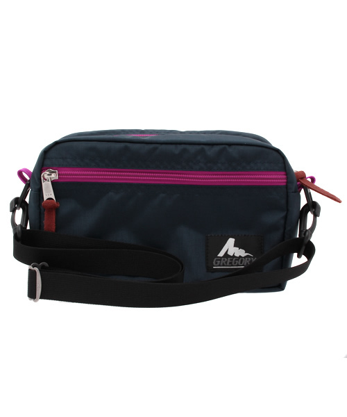 GREGORY(グレゴリー)の「GREGORY/グレゴリー PADDED SHOULDER POUCH M/パデットショルダーポーチ M(ショルダーバッグ・レディース・ブラック×ゴールド/ガンメタ/その他1/その他2/スモークグレー/グリーン系カモフラージュ/その他3/その他5/その他/ダークインディゴブルー/ベビーピンク/ブラック×レッド/グレー系その他/グリーン系その他/ダークブルー/バイオレット/インディゴブルー/チャコールグレー/ブラック/パープル/ネイビー/サックスブルー/ピンク/ブラック×ピンク/オリーブ/カモフラージュ/その他4/プラム/ダークネイビー/エメラルド/その他6/その他7/その他8/その他9・FREE)」の17枚目の写真