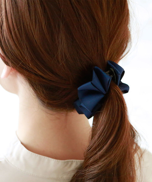 colleca la（コレカラ）の「アコーディオンフリルのバナナクリップ（バレッタ/ヘアクリップ・レディース・ブラック/ベージュ/ネイビー・FREE）」の3枚目の写真