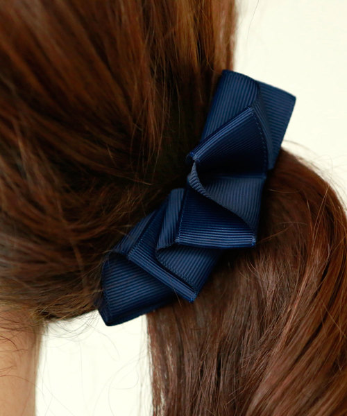 colleca la（コレカラ）の「アコーディオンフリルのバナナクリップ（バレッタ/ヘアクリップ・レディース・ブラック/ベージュ/ネイビー・FREE）」の4枚目の写真