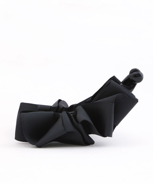 colleca la（コレカラ）の「アコーディオンフリルのバナナクリップ（バレッタ/ヘアクリップ・レディース・ブラック/ベージュ/ネイビー・FREE）」の7枚目の写真