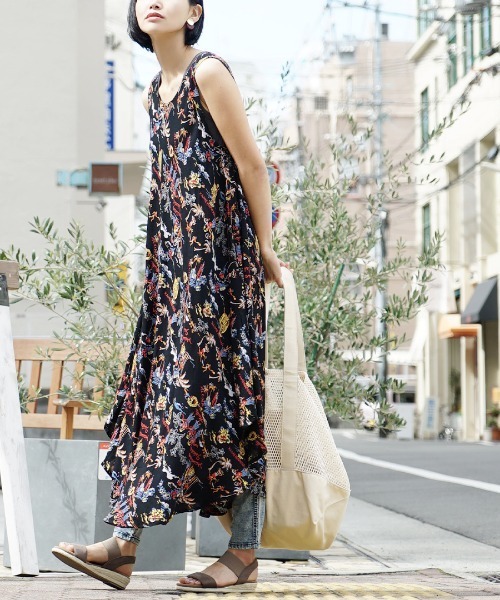 e-zakkamania stores（イーザッカマニアストアーズ）の「バケーションドレープ ノースリーブ ワンピース［柄］（ワンピース・レディース・グレー×ホワイト/ストライプ/ドット/ブラック×ブルー/ピンク×イエロー/グリーン/マルチ/ブラックミックス/イエロー/ベージュ系その他/ブルー系その他/グリーン系その他/ブラック系その他2/エメラルド/パープル系その他・フリー）」の2枚目の写真