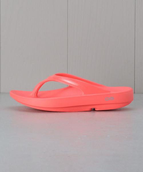 OOFOS(ウーフォス)の「<OOFOS>OOlala RECOVERY TONG/サンダル(サンダル・レディース・ピンク/ホワイト/ブラック・7/6/8)」の3枚目の写真