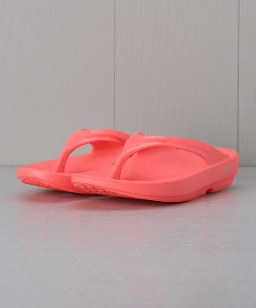 OOFOS(ウーフォス)の「<OOFOS>OOlala RECOVERY TONG/サンダル(サンダル・レディース・ピンク/ホワイト/ブラック・7/6/8)」の4枚目の写真