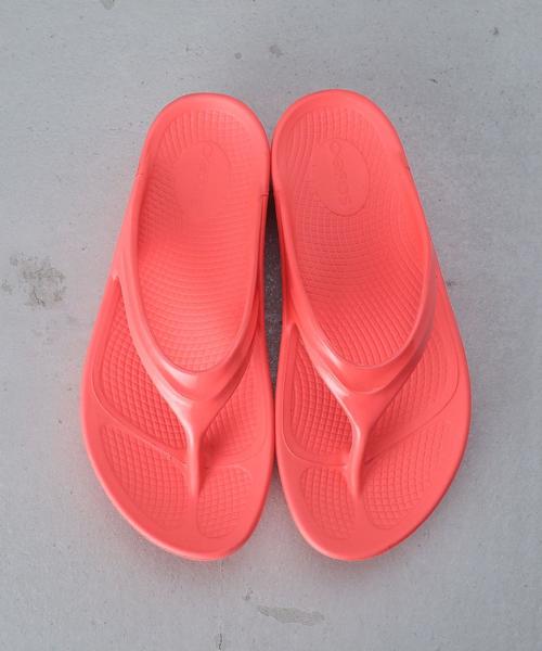 OOFOS(ウーフォス)の「<OOFOS>OOlala RECOVERY TONG/サンダル(サンダル・レディース・ピンク/ホワイト/ブラック・7/6/8)」の6枚目の写真
