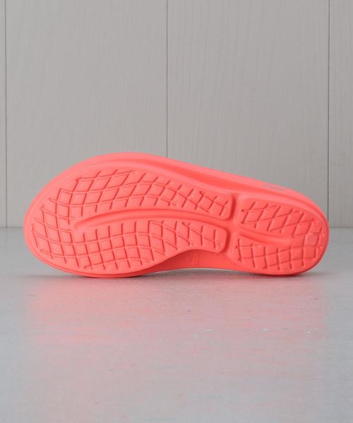 OOFOS(ウーフォス)の「<OOFOS>OOlala RECOVERY TONG/サンダル(サンダル・レディース・ピンク/ホワイト/ブラック・7/6/8)」の5枚目の写真