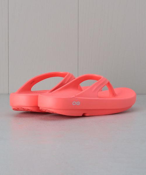 OOFOS(ウーフォス)の「<OOFOS>OOlala RECOVERY TONG/サンダル(サンダル・レディース・ピンク/ホワイト/ブラック・7/6/8)」の10枚目の写真