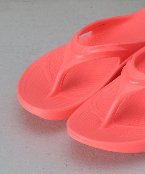 OOFOS(ウーフォス)の「<OOFOS>OOlala RECOVERY TONG/サンダル(サンダル・レディース・ピンク/ホワイト/ブラック・7/6/8)」の9枚目の写真