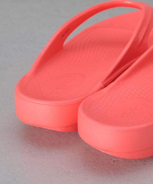 OOFOS(ウーフォス)の「<OOFOS>OOlala RECOVERY TONG/サンダル(サンダル・レディース・ピンク/ホワイト/ブラック・7/6/8)」の8枚目の写真
