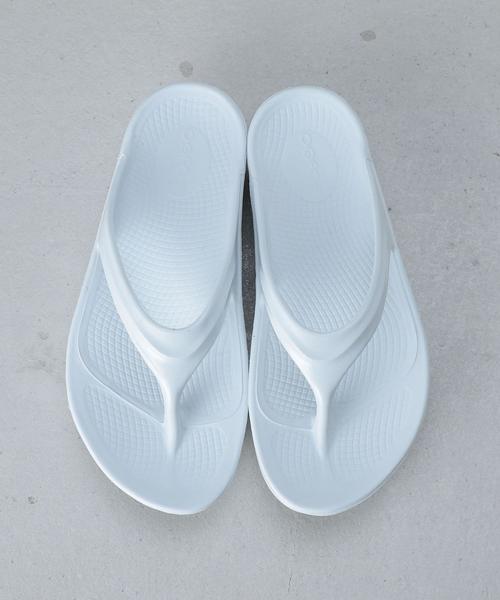 OOFOS(ウーフォス)の「<OOFOS>OOlala RECOVERY TONG/サンダル(サンダル・レディース・ピンク/ホワイト/ブラック・7/6/8)」の7枚目の写真