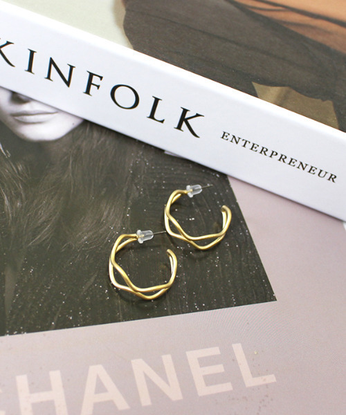 MODE ROBE(モードローブ)の「マットウェーブ フープピアス(ピアス(両耳用)・レディース・シルバー/ゴールド・FREE)」の2枚目の写真