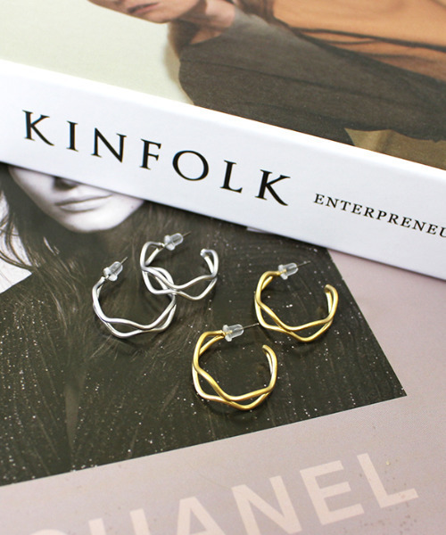 MODE ROBE(モードローブ)の「マットウェーブ フープピアス(ピアス(両耳用)・レディース・シルバー/ゴールド・FREE)」の7枚目の写真