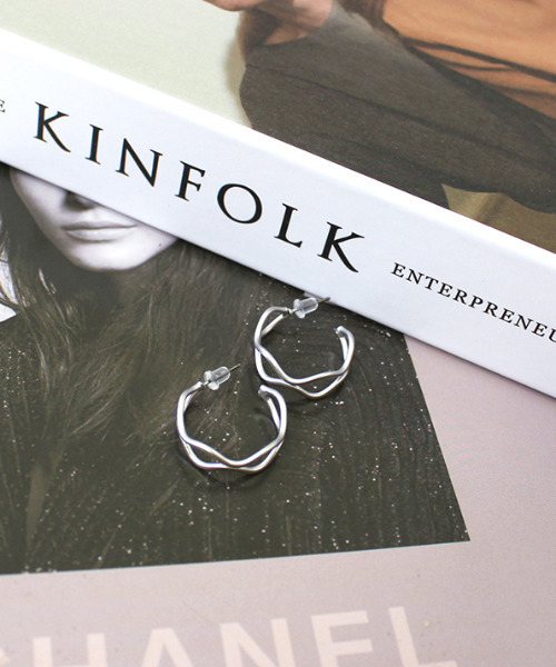 MODE ROBE(モードローブ)の「マットウェーブ フープピアス(ピアス(両耳用)・レディース・シルバー/ゴールド・FREE)」の9枚目の写真