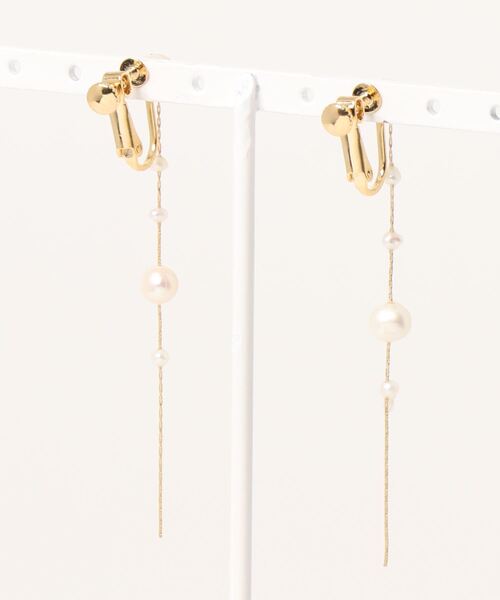 flower(フラワー)の「ドロップパールイヤリング(イヤリング・レディース・ゴールド・FREE)」の2枚目の写真
