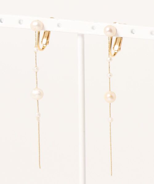 flower(フラワー)の「ドロップパールイヤリング(イヤリング・レディース・ゴールド・FREE)」の3枚目の写真