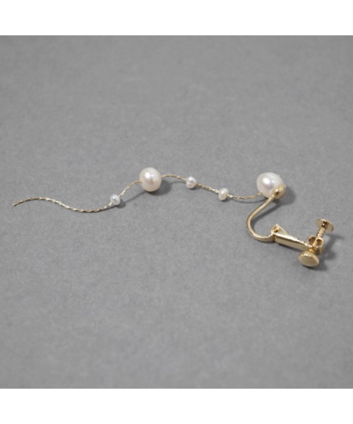 flower(フラワー)の「ドロップパールイヤリング(イヤリング・レディース・ゴールド・FREE)」の5枚目の写真