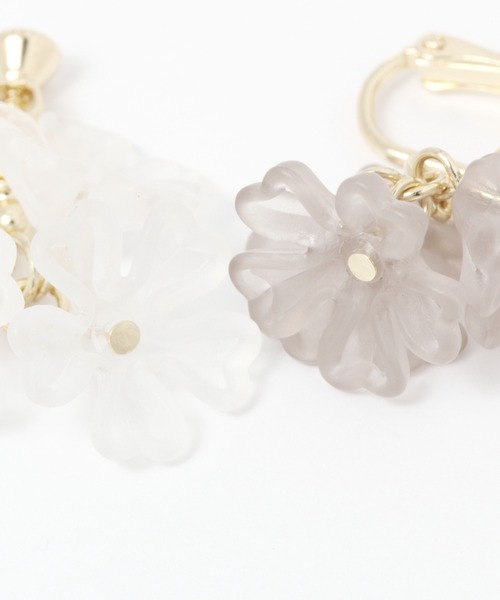 studio CLIP（スタディオクリップ）の「マットクリアフラワーイヤリング（イヤリング・レディース・ライトグレー/ホワイト・FREE）」の4枚目の写真