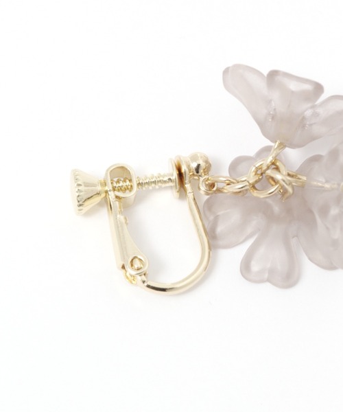 studio CLIP（スタディオクリップ）の「マットクリアフラワーイヤリング（イヤリング・レディース・ライトグレー/ホワイト・FREE）」の5枚目の写真