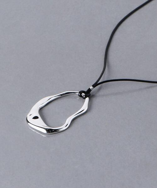 UNITED ARROWS(ユナイテッドアローズ)の「<UNITED ARROWS>DEFORM オーバル ペンダント(ネックレス・レディース・シルバー/ゴールド・FREE)」の2枚目の写真