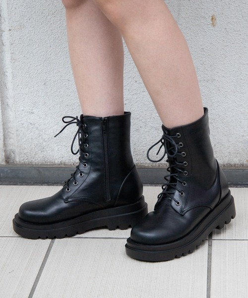 WEGO（ウィゴー）の「WEGO/8ホールレースアップブーツ（ブーツ・レディース・ブラック/ホワイト・MEDIUM/LARGE）」の2枚目の写真