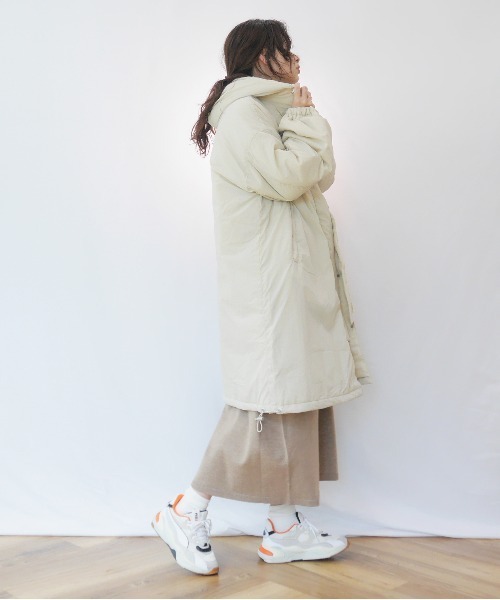 AZUL ENCANTO（アズールエンカント）の「中綿オーバーサイズマウンテンパーカー（マウンテンパーカー・レディース・ブラック/アイボリー・FREE）」の19枚目の写真