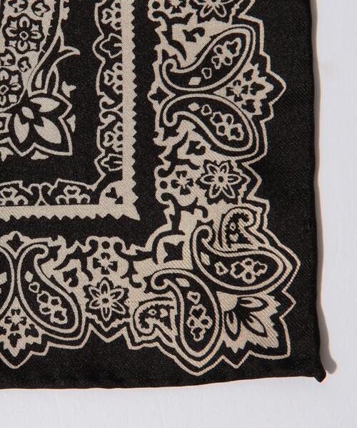 BEAMS PLUS（ビームスプラス）の「BEAMS PLUS / シルク バンダナ チーフ（ハンカチ/ハンドタオル・メンズ・ブラック/ネイビー・ONE SIZE）」の12枚目の写真