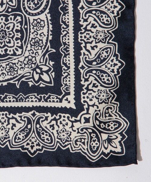 BEAMS PLUS（ビームスプラス）の「BEAMS PLUS / シルク バンダナ チーフ（ハンカチ/ハンドタオル・メンズ・ブラック/ネイビー・ONE SIZE）」の5枚目の写真