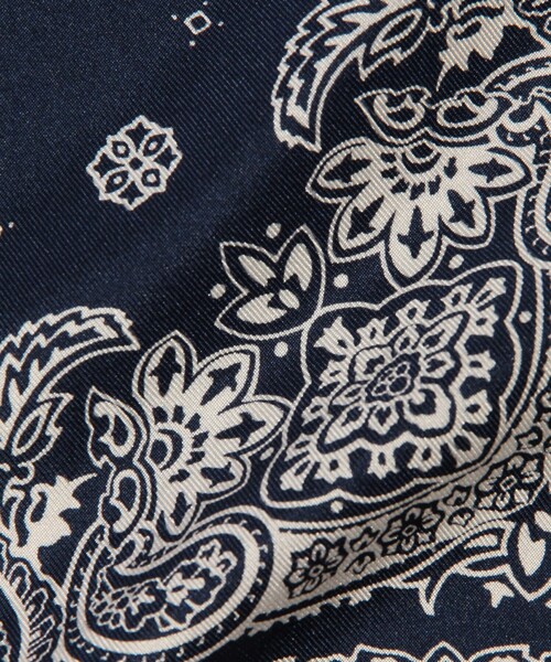 BEAMS PLUS（ビームスプラス）の「BEAMS PLUS / シルク バンダナ チーフ（ハンカチ/ハンドタオル・メンズ・ブラック/ネイビー・ONE SIZE）」の6枚目の写真