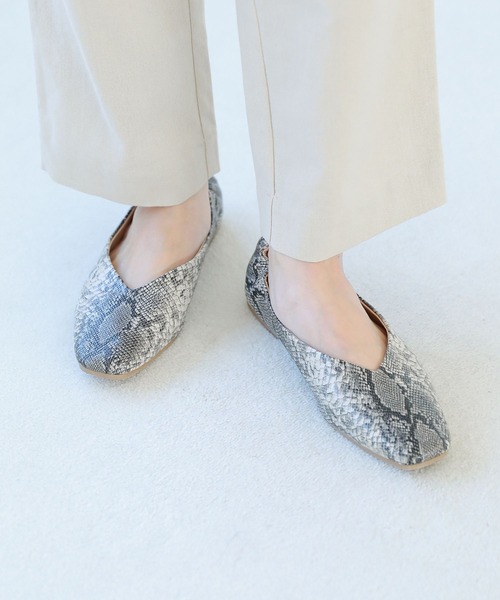 LAKOLE（ラコレ）の「【生活防水】Vカットギャザーパンプス / 260625（パンプス・レディース・ブラック/クリーム/アイボリー/その他6・SMALL/MEDIUM/LARGE）」の4枚目の写真