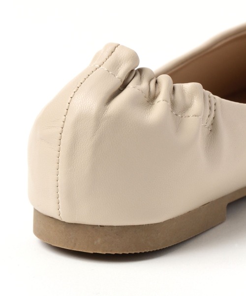 LAKOLE（ラコレ）の「【生活防水】Vカットギャザーパンプス / 260625（パンプス・レディース・ブラック/クリーム/アイボリー/その他6・SMALL/MEDIUM/LARGE）」の6枚目の写真