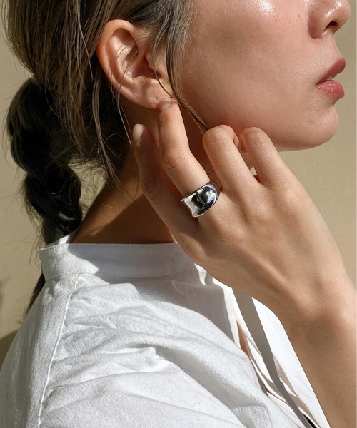 y/m by RIKA（イムバイリカ）の「ウェーブワイドリング（リング・レディース・シルバー/ゴールド・FREE）」の2枚目の写真