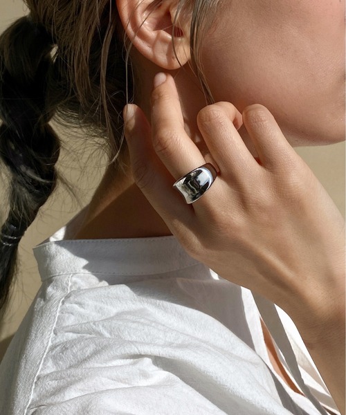 y/m by RIKA（イムバイリカ）の「ウェーブワイドリング（リング・レディース・シルバー/ゴールド・FREE）」の3枚目の写真