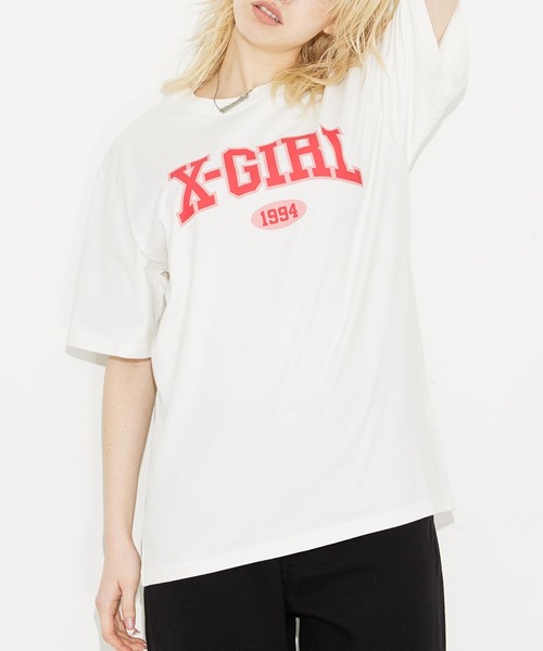 X-girl（エックスガール）の「COLLEGE LOGO S/S TEE/カレッジロゴ　Tシャツ（Tシャツ/カットソー・レディース・ホワイト/ブラック/ブラウン・S/M/L/XL）」の2枚目の写真