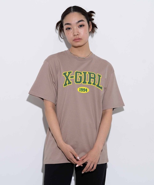X-girl（エックスガール）の「COLLEGE LOGO S/S TEE/カレッジロゴ　Tシャツ（Tシャツ/カットソー・レディース・ホワイト/ブラック/ブラウン・S/M/L/XL）」の4枚目の写真