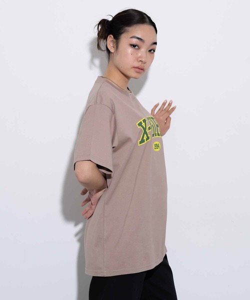 X-girl（エックスガール）の「COLLEGE LOGO S/S TEE/カレッジロゴ　Tシャツ（Tシャツ/カットソー・レディース・ホワイト/ブラック/ブラウン・S/M/L/XL）」の5枚目の写真