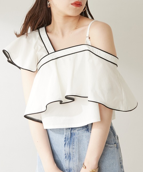 Chico（チコ）の「【SALON by Chico限定】アシメフリル肩開きブラウス（シャツ/ブラウス・レディース・ブラック/ホワイト/ホワイト系その他2・FREE）」の3枚目の写真