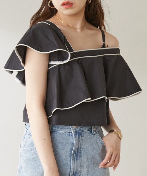 Chico（チコ）の「【SALON by Chico限定】アシメフリル肩開きブラウス（シャツ/ブラウス・レディース・ブラック/ホワイト/ホワイト系その他2・FREE）」の2枚目の写真