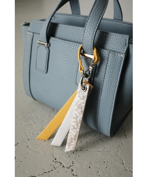 AZUL by moussy（アズールバイマウジー）の「CHARM SET TRAPEZOID BAG/チャームセットトラぺゾイドバッグ（ショルダーバッグ・レディース・ダークベージュ/ライトブルー・FREE）」の15枚目の写真