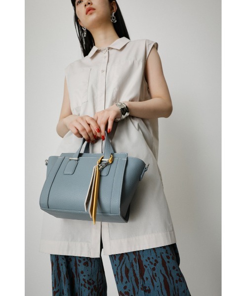 AZUL by moussy（アズールバイマウジー）の「CHARM SET TRAPEZOID BAG/チャームセットトラぺゾイドバッグ（ショルダーバッグ・レディース・ダークベージュ/ライトブルー・FREE）」の17枚目の写真
