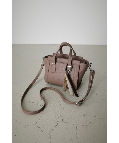 AZUL by moussy（アズールバイマウジー）の「CHARM SET TRAPEZOID BAG/チャームセットトラぺゾイドバッグ（ショルダーバッグ・レディース・ダークベージュ/ライトブルー・FREE）」の3枚目の写真