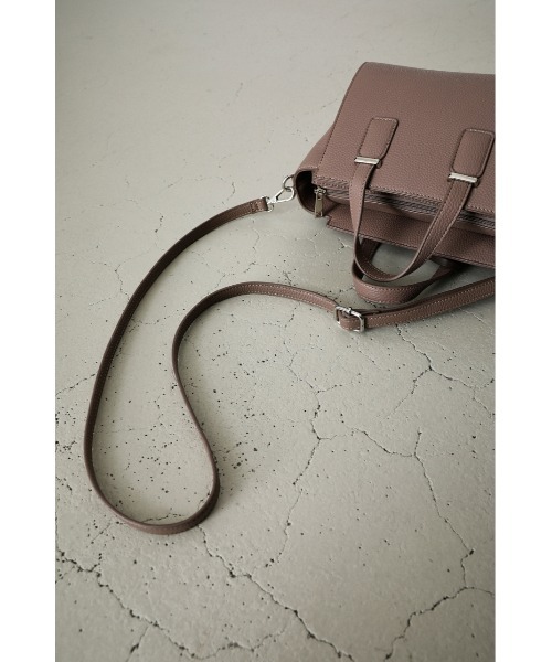 AZUL by moussy（アズールバイマウジー）の「CHARM SET TRAPEZOID BAG/チャームセットトラぺゾイドバッグ（ショルダーバッグ・レディース・ダークベージュ/ライトブルー・FREE）」の5枚目の写真