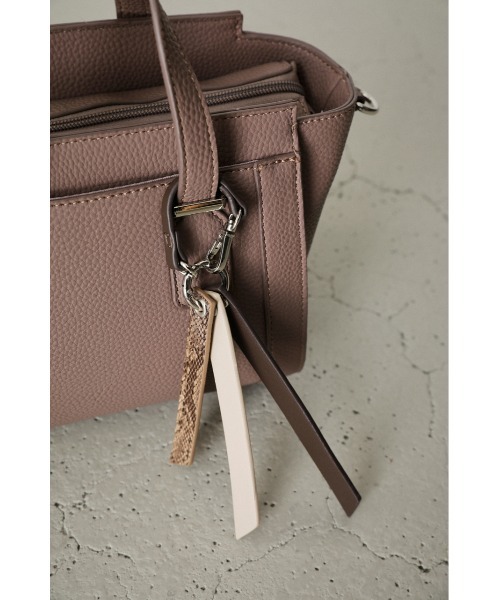 AZUL by moussy（アズールバイマウジー）の「CHARM SET TRAPEZOID BAG/チャームセットトラぺゾイドバッグ（ショルダーバッグ・レディース・ダークベージュ/ライトブルー・FREE）」の6枚目の写真